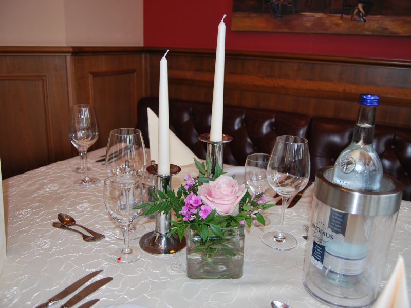 Liebevoll gedeckter Tisch im Zum Brathaus