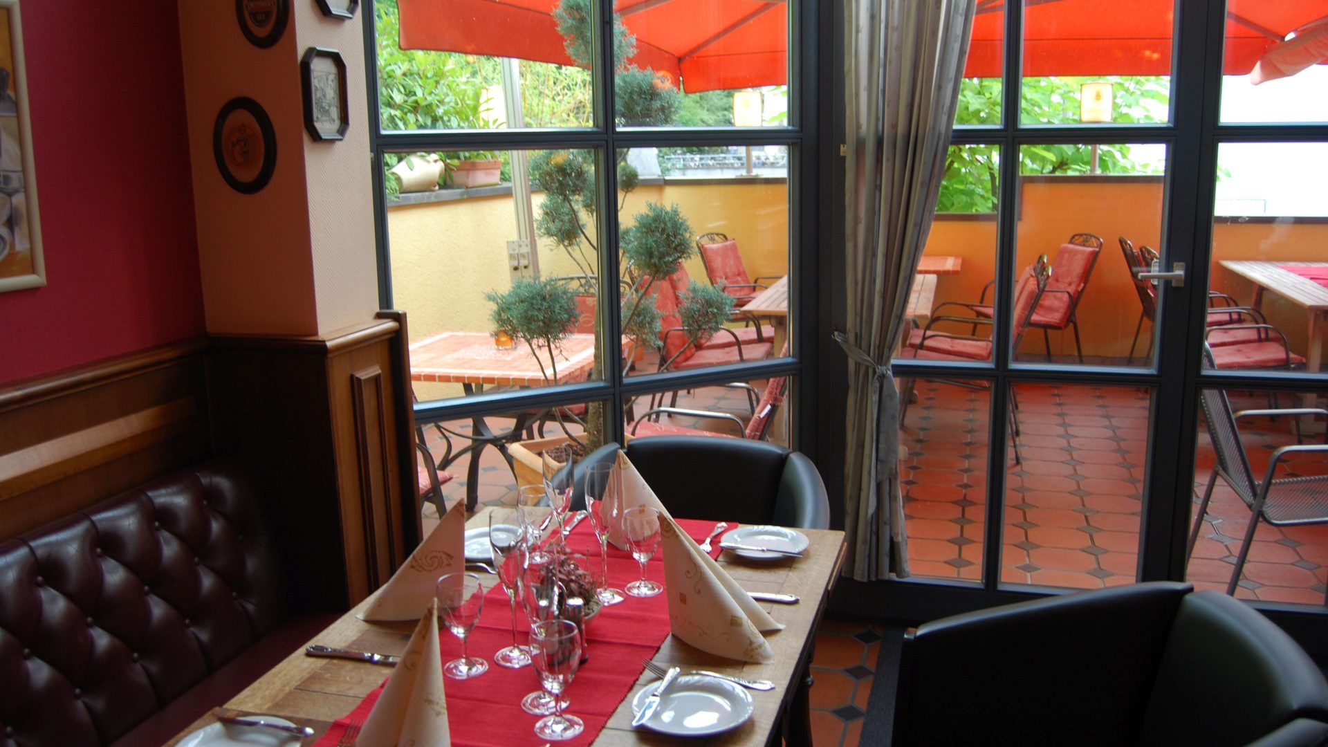 Sonnige Terrasse des Restaurants Zum Brathaus