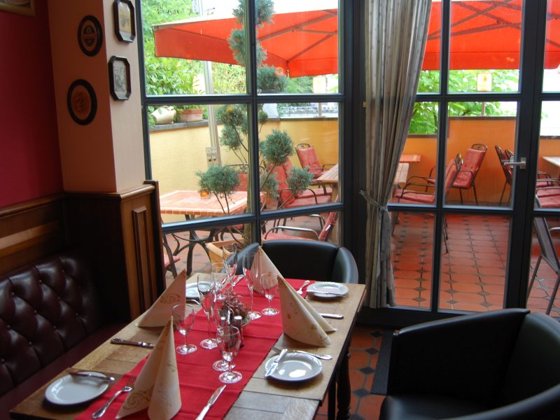 Sonnige Terrasse des Restaurants Zum Brathaus
