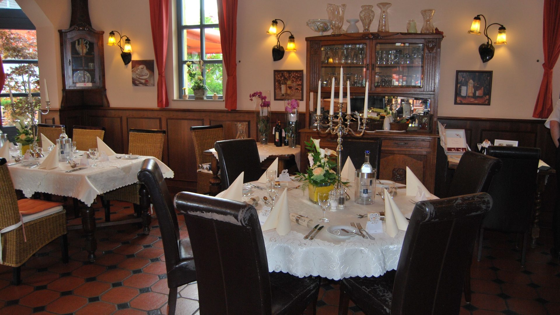 Elegant eingedeckte Tische im Zum Brathaus