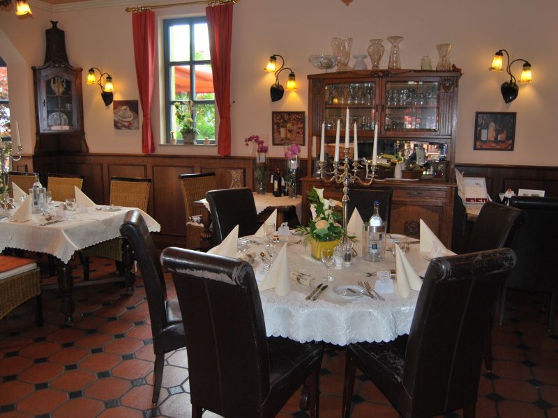 Elegant eingedeckte Tische im Zum Brathaus