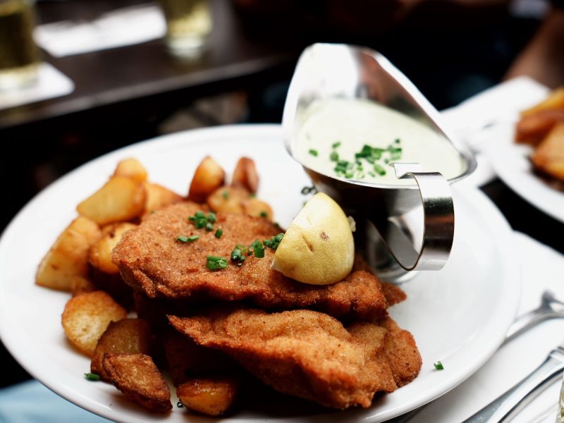 Knuspriges Schnitzel mit Bratkartoffeln